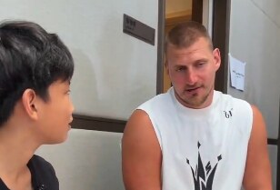 Nikola Jokić u razgovoru sa fanom