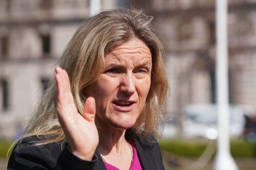 Kim Lidbiter, poslanica Laburističke partije u Velikoj Britaniji, pridružila se aktivistima za pravo na eutanaziju na Parlament skveru u Vestminsteru.
