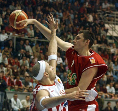 Ćelavi pobedili brkajlije