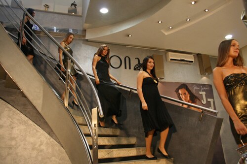 Džej-Džej "sedela sam za mašinom šila sam"