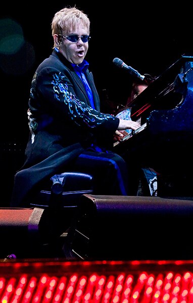 Elton Džon izgubio vid, fanovi kažu da ne može ni da se potpiše