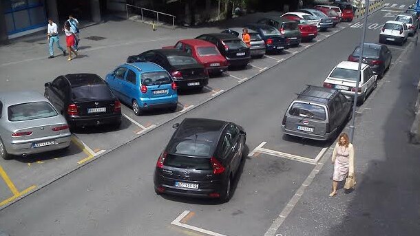 Beograd: ostavio automobil nasred ulice