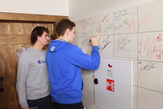 Vaterpolisti Srbije se potpisivali na zid restorana u Slovačkoj