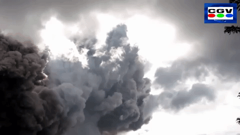 Vulkan Sinabung na ostrvu Sumatra u Indoneziji
