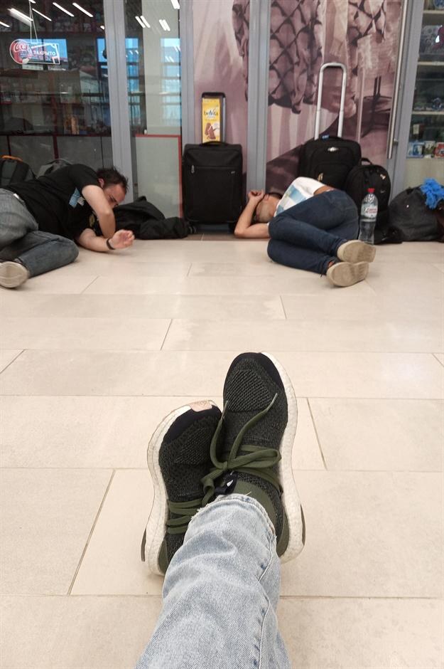 Navijači Argentine spavaju na stanici Nižnji (kolumna Nikole Jankovića)