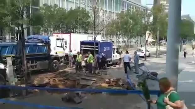 Ulica kralja Milana - pukla cev - zaustavljen saobraćaj 