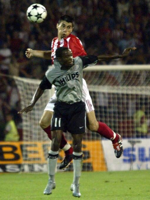 Milan Biševac u duelu protiv Damarkusa Bizlija iz PSV Ajndhovena, 2004.