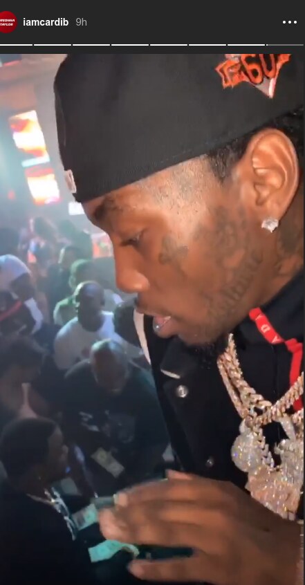 Cardi B gole slike Cardi B slučajno objavila toples sliku na Instagramu