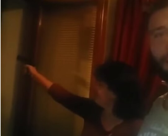 mama puca iz pistolja za bozic mama molim te video