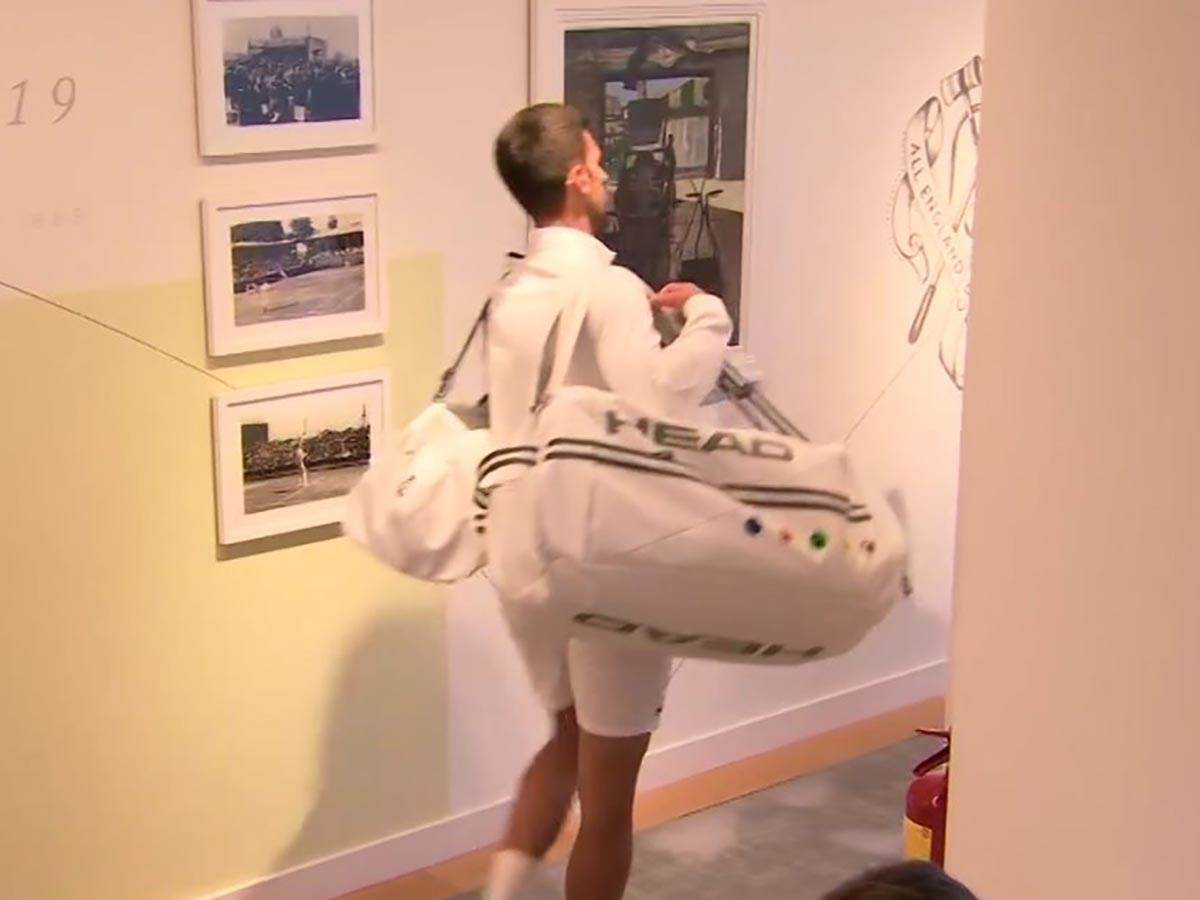 Novak Đoković izlazi na teren (3).jpg