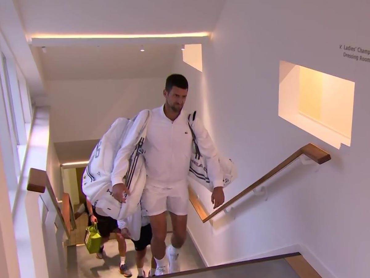 Novak Đoković izlazi na teren (2).jpg