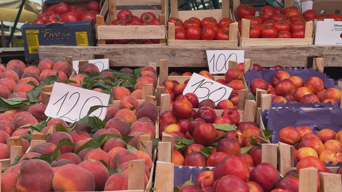 Visoke cene sezonskog voća (6).jpg