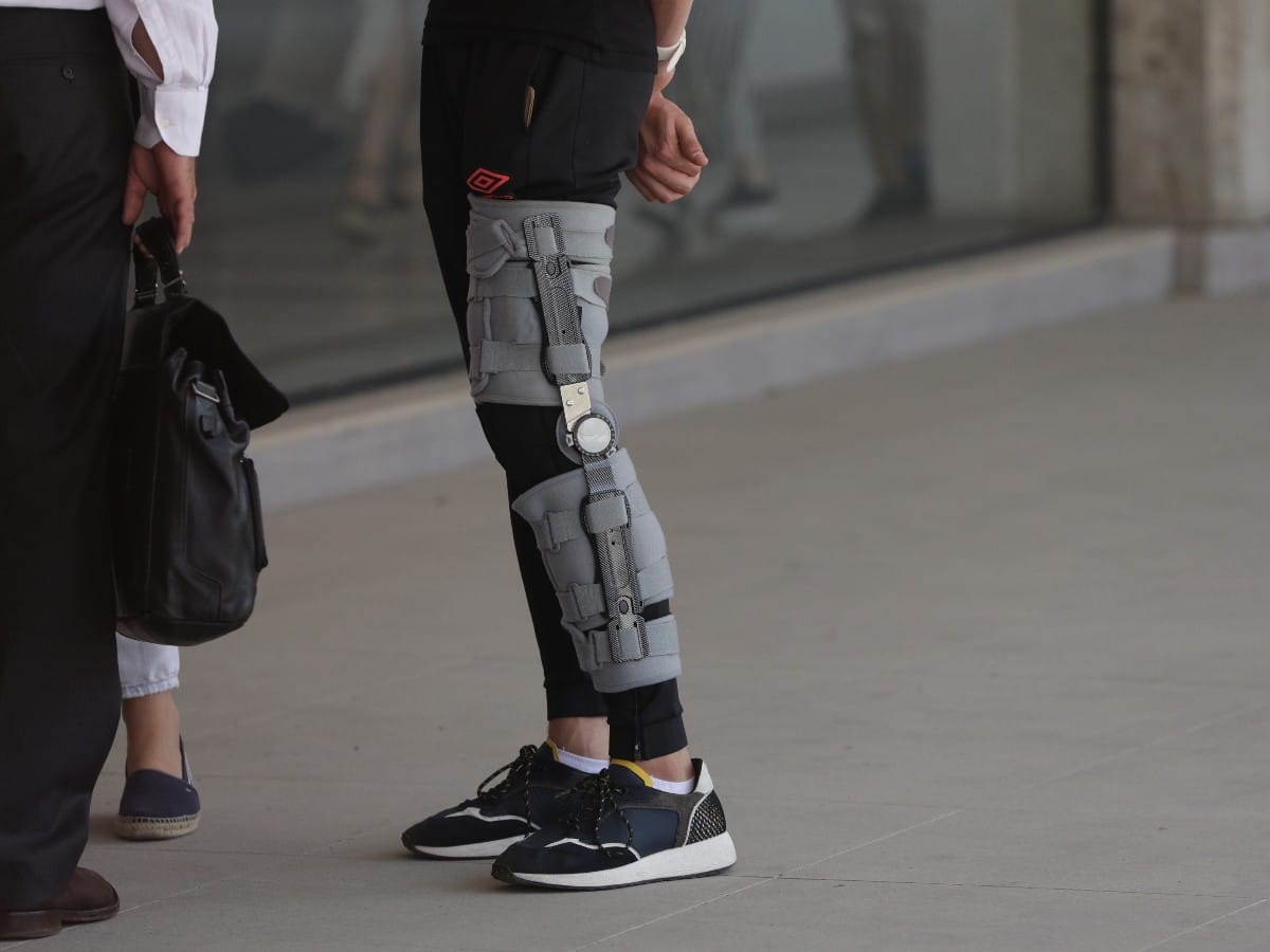 Dečko sa povređenom nogom  (1).jpeg