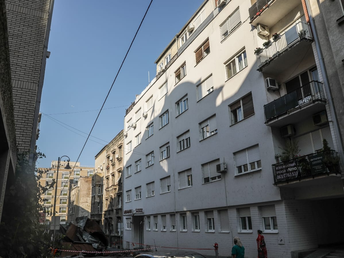 Metalna konstrukcija pala sa krova zgrade (3).jpeg