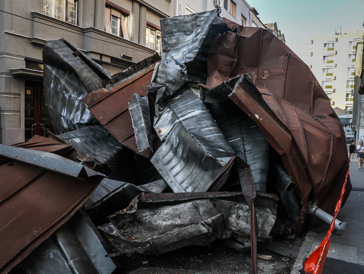 Metalna konstrukcija pala sa krova zgrade (4).jpeg