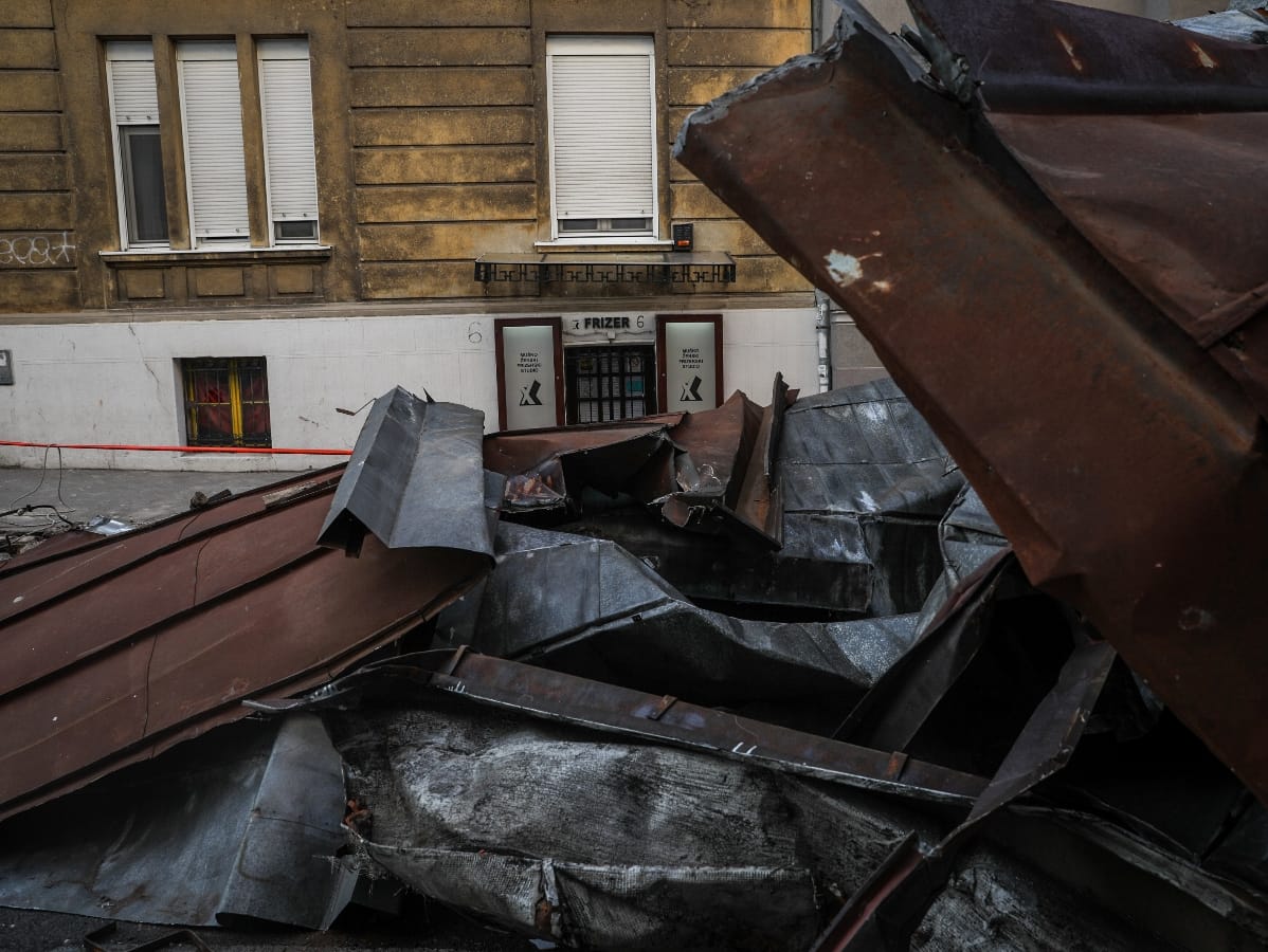 Metalna konstrukcija pala sa krova zgrade (5).jpeg