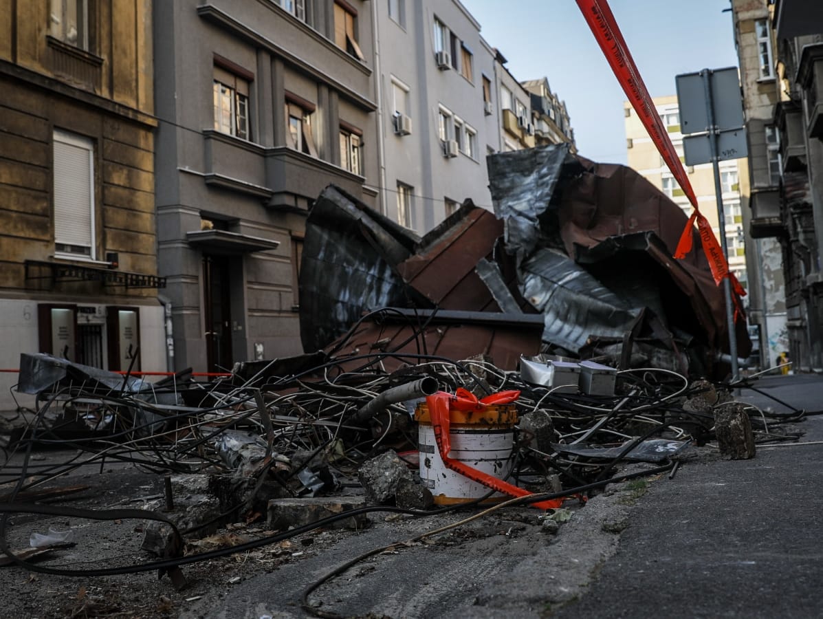 Metalna konstrukcija pala sa krova zgrade (7).jpeg