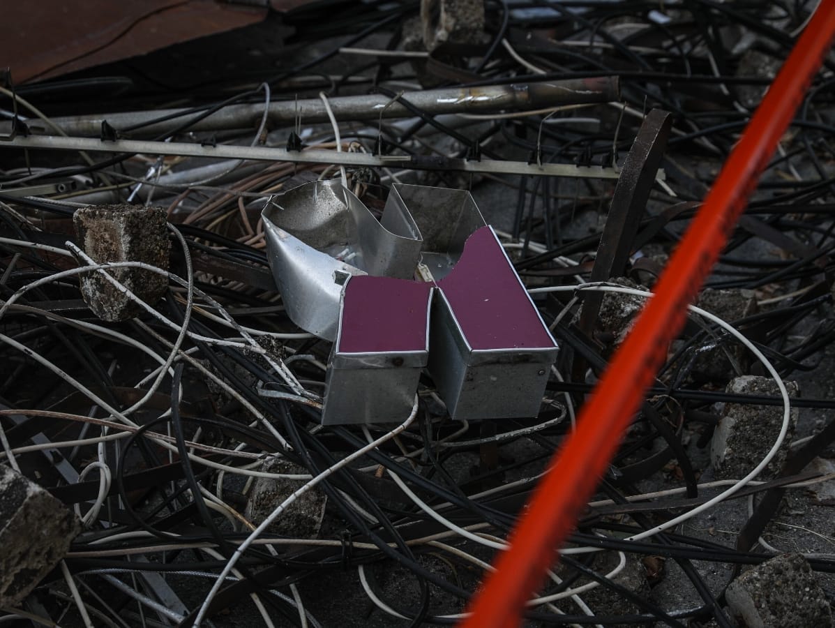 Metalna konstrukcija pala sa krova zgrade (8).jpeg