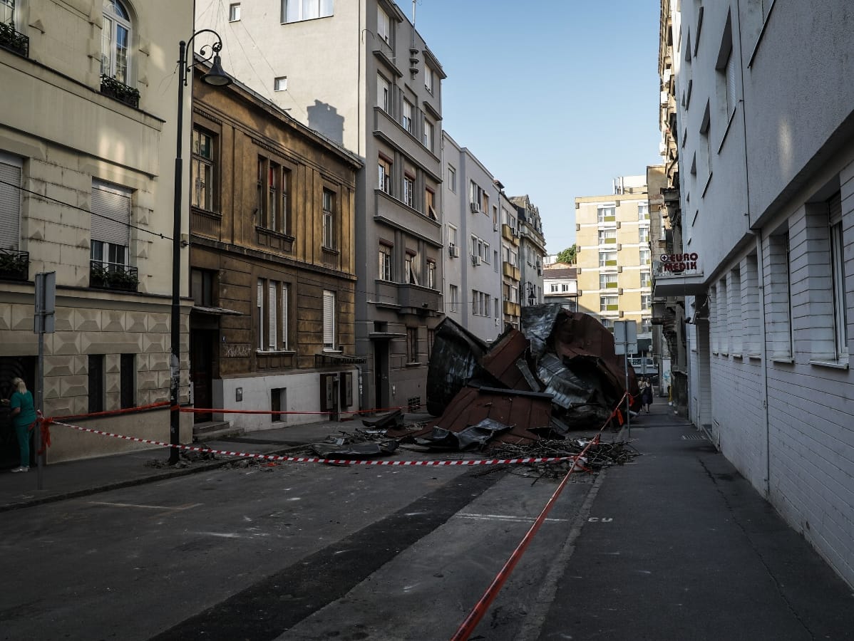 Metalna konstrukcija pala sa krova zgrade (9).jpeg