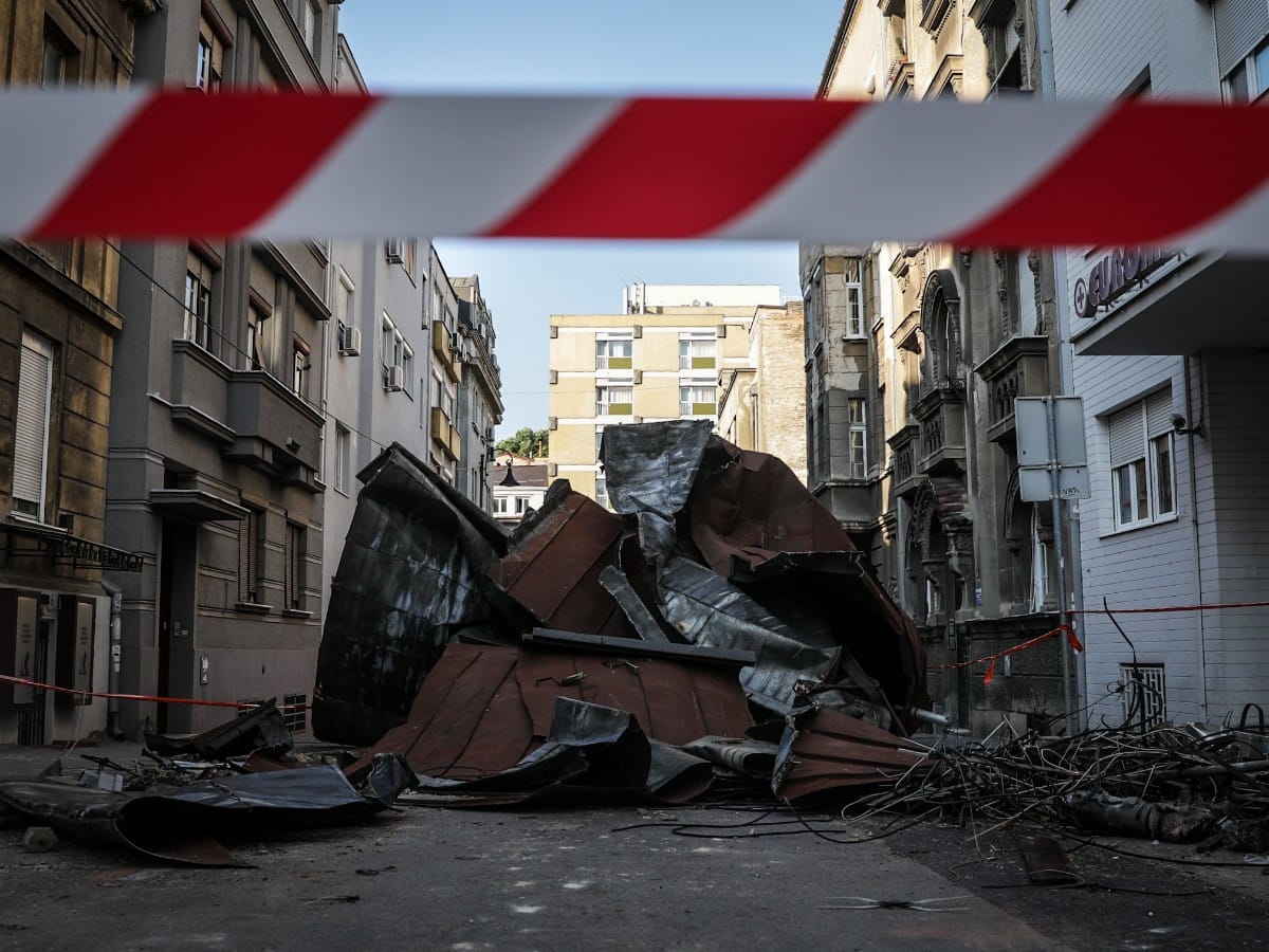 Metalna konstrukcija pala sa krova zgrade (10).jpeg