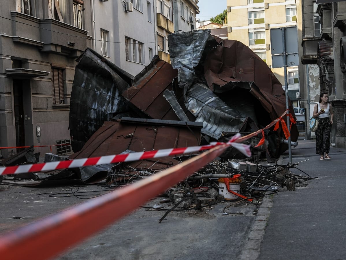 Metalna konstrukcija pala sa krova zgrade (11).jpeg