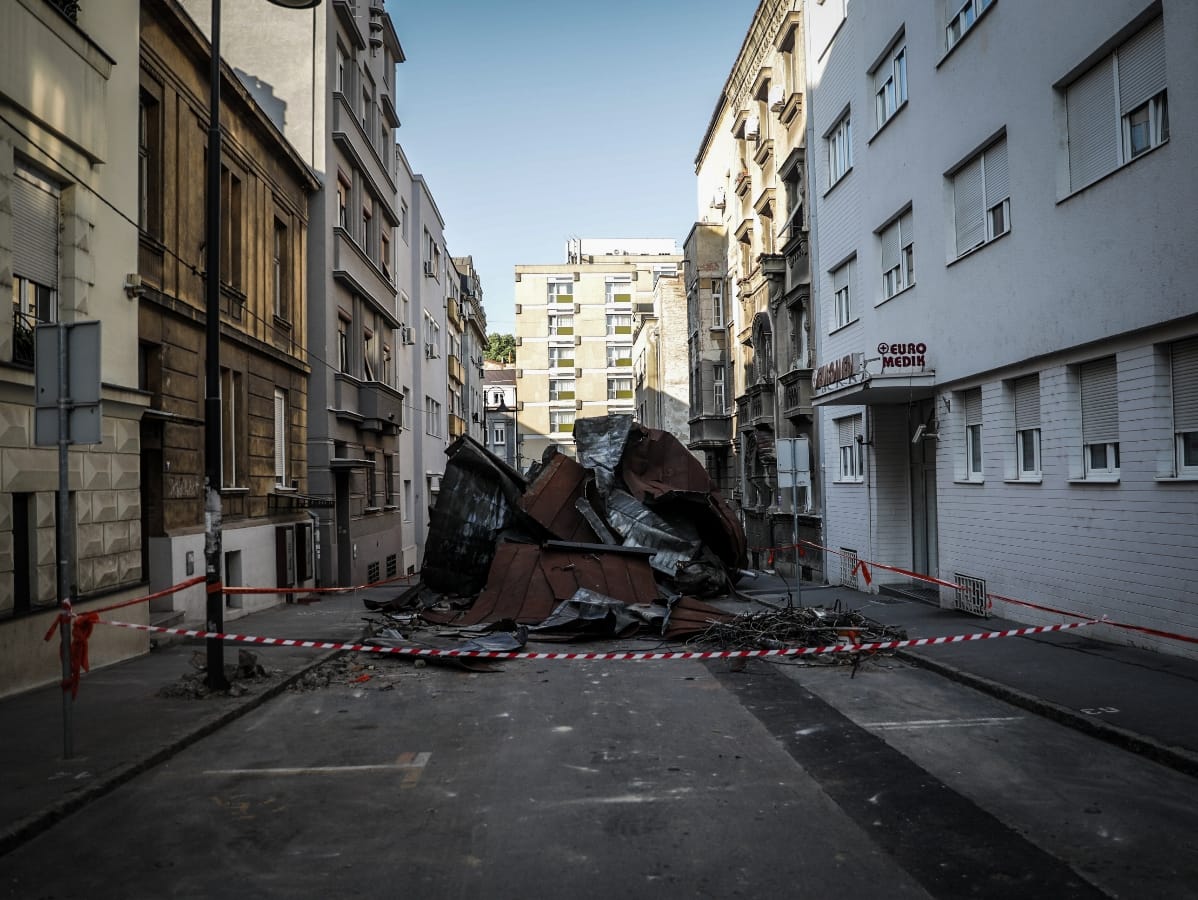 Metalna konstrukcija pala sa krova zgrade (12).jpeg