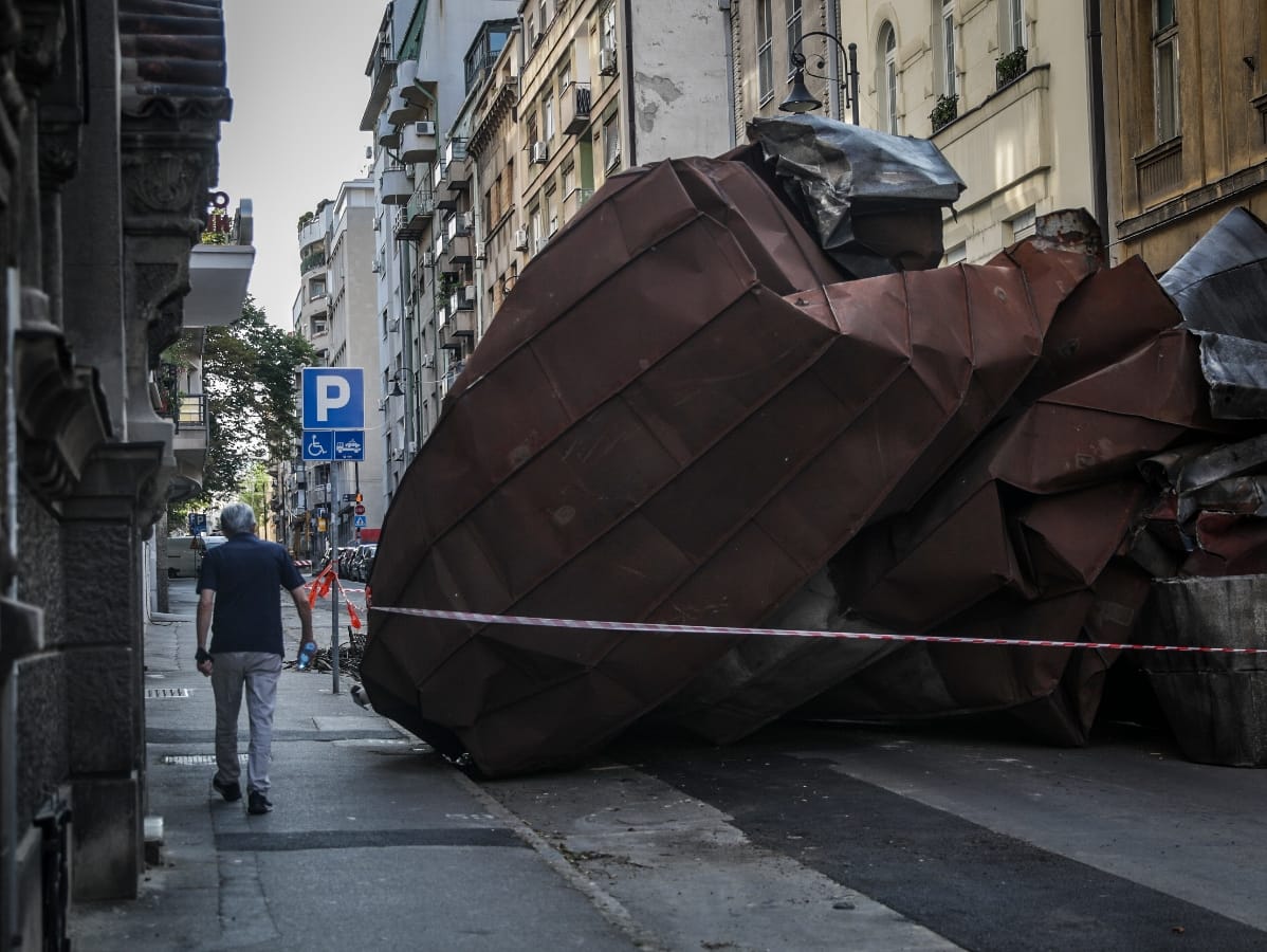 Metalna konstrukcija pala sa krova zgrade (13).jpeg
