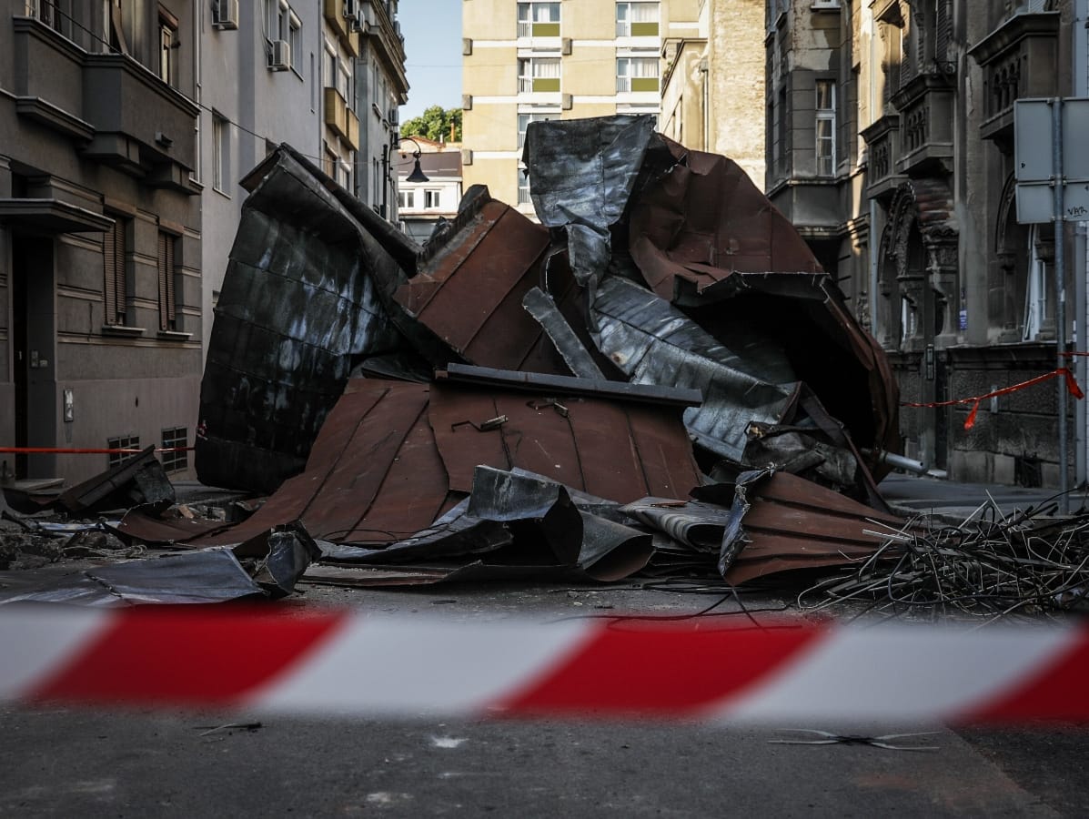 Metalna konstrukcija pala sa krova zgrade (14).jpeg