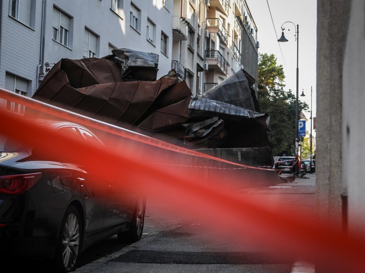 Metalna konstrukcija pala sa krova zgrade (15).jpeg