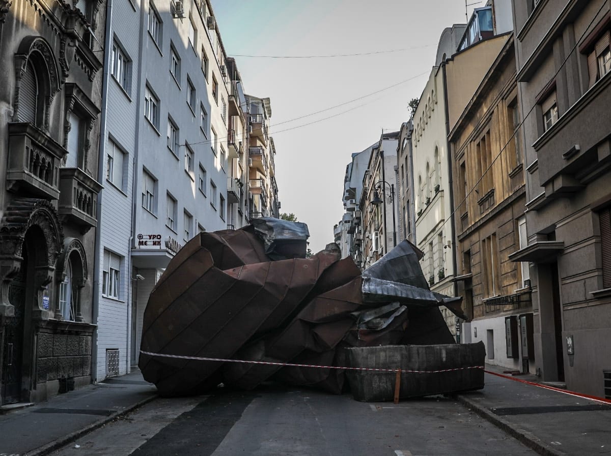 Metalna konstrukcija pala sa krova zgrade (16).jpeg