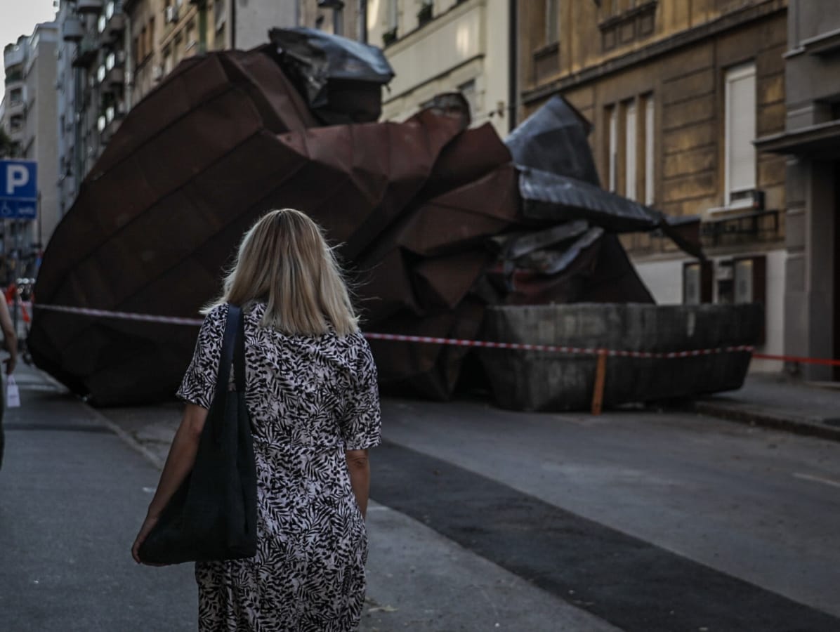 Metalna konstrukcija pala sa krova zgrade (17).jpeg