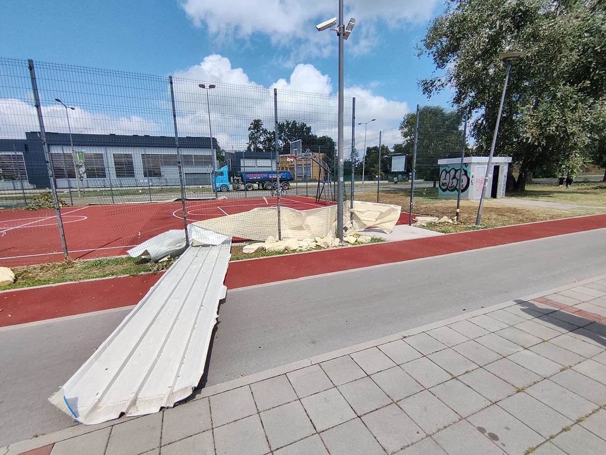 Uništena suvenirnica na Beogradskom keju u Novom Sadu (2).jpg