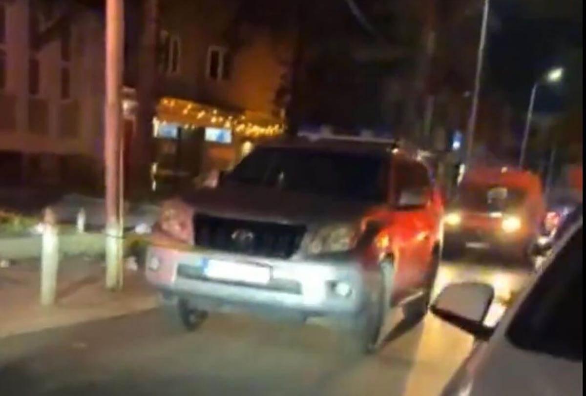 PRVI SNIMCI S MESTA PUCNJAVE U KAFIĆU, RANJENO 16 MLADIH, 1 MRTAV (1).jpg