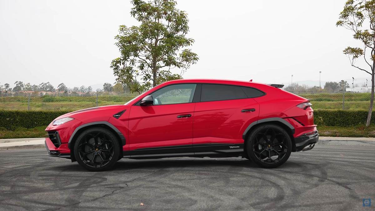 2023 Lamborghini Urus (6).jpg