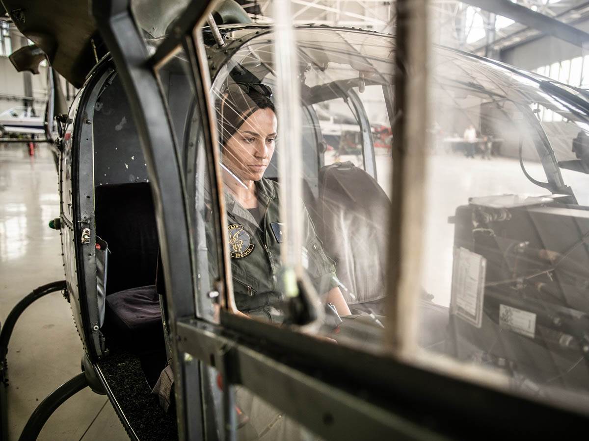 Anja Krneta je prvi ženski vojni pilot helikoptera