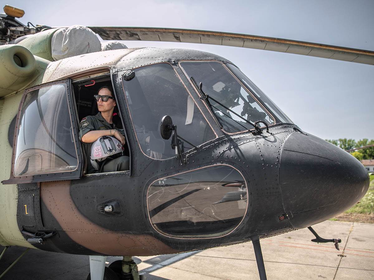 Anja Krneta je prvi ženski vojni pilot helikoptera