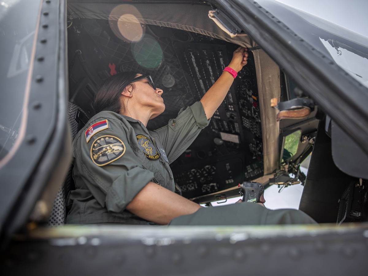 Anja Krneta je prvi ženski vojni pilot helikoptera