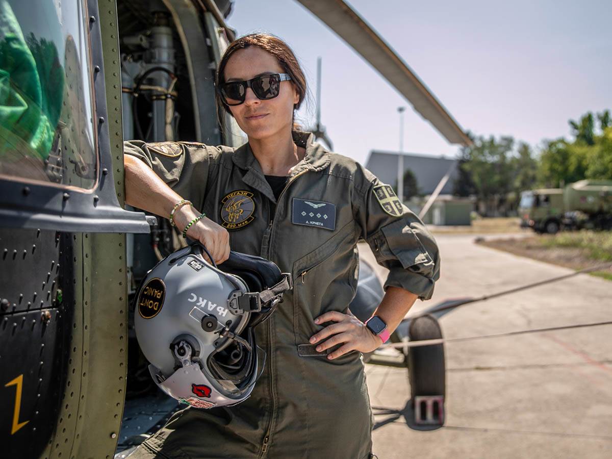 Anja Krneta je prvi ženski vojni pilot helikoptera
