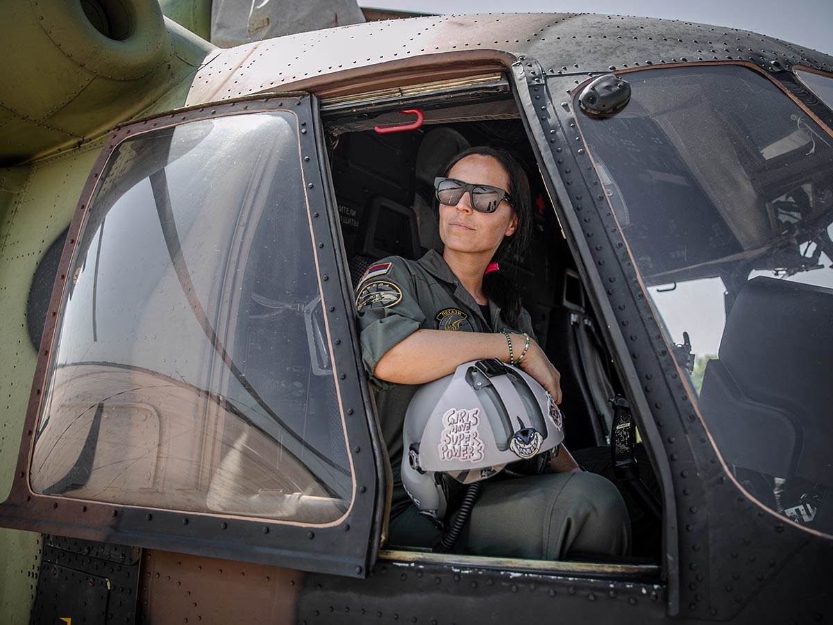 Anja Krneta je prvi ženski vojni pilot helikoptera