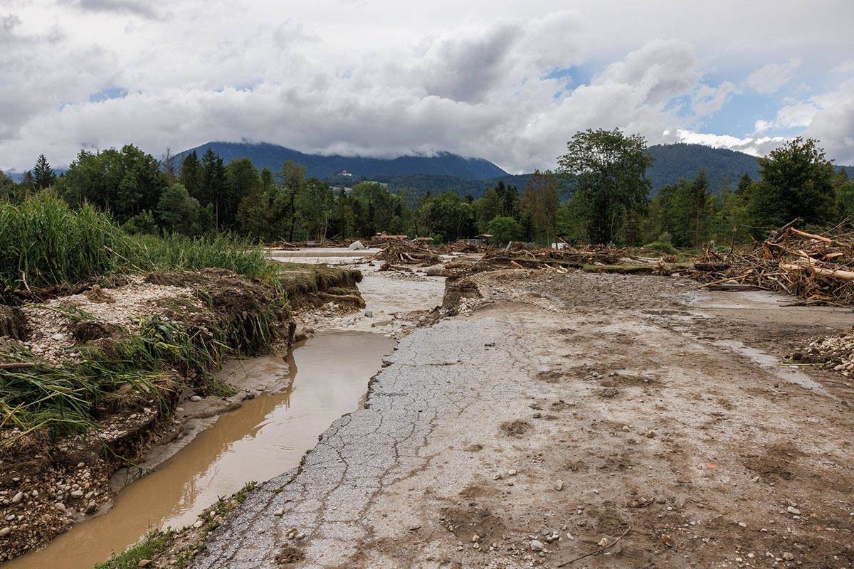 U toku su akcije čišćenja i spašavanja nakon velikih poplava u Sloveniji (4).jpg