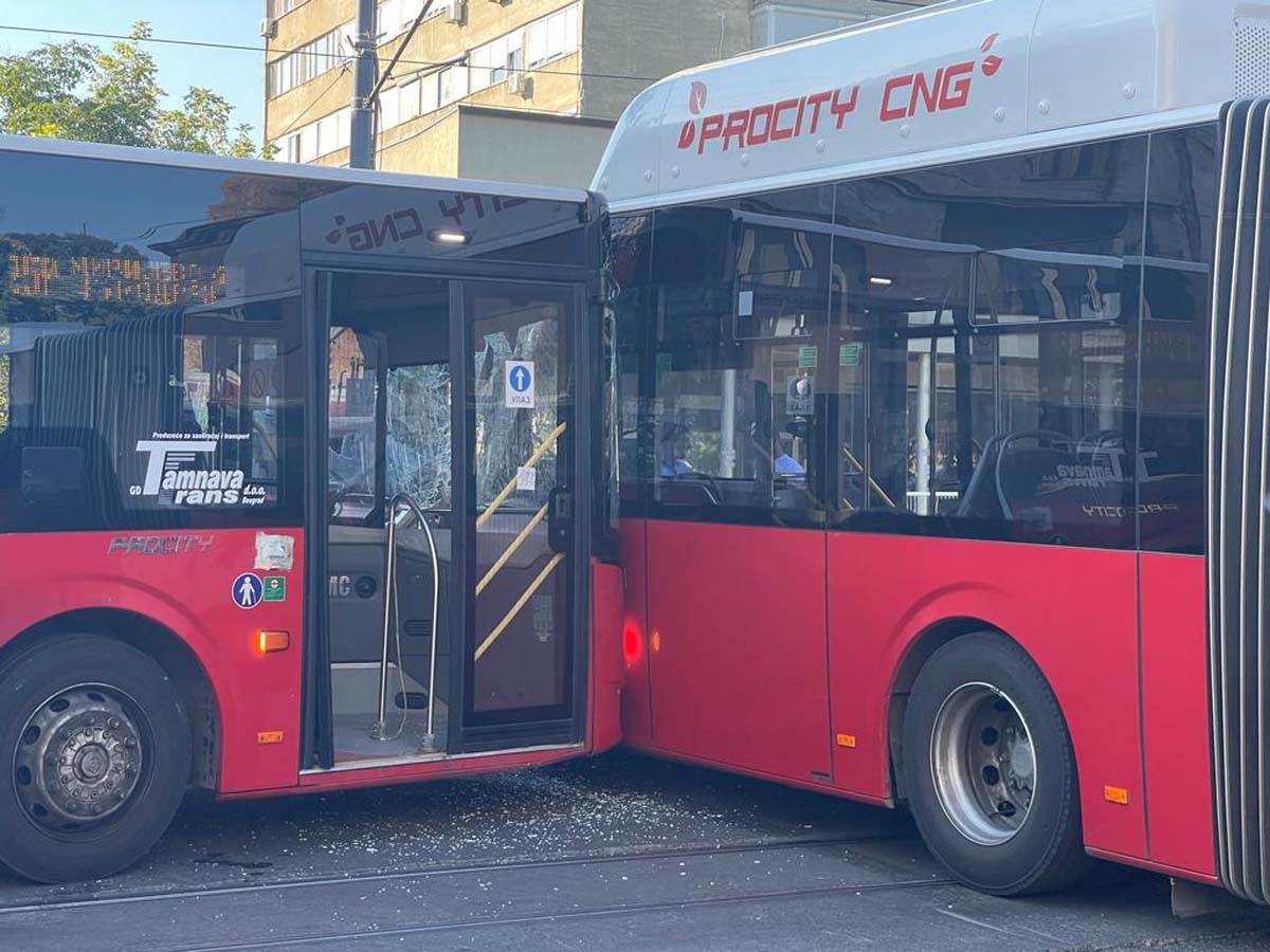 Sudar 2 autobusa u Beogradu