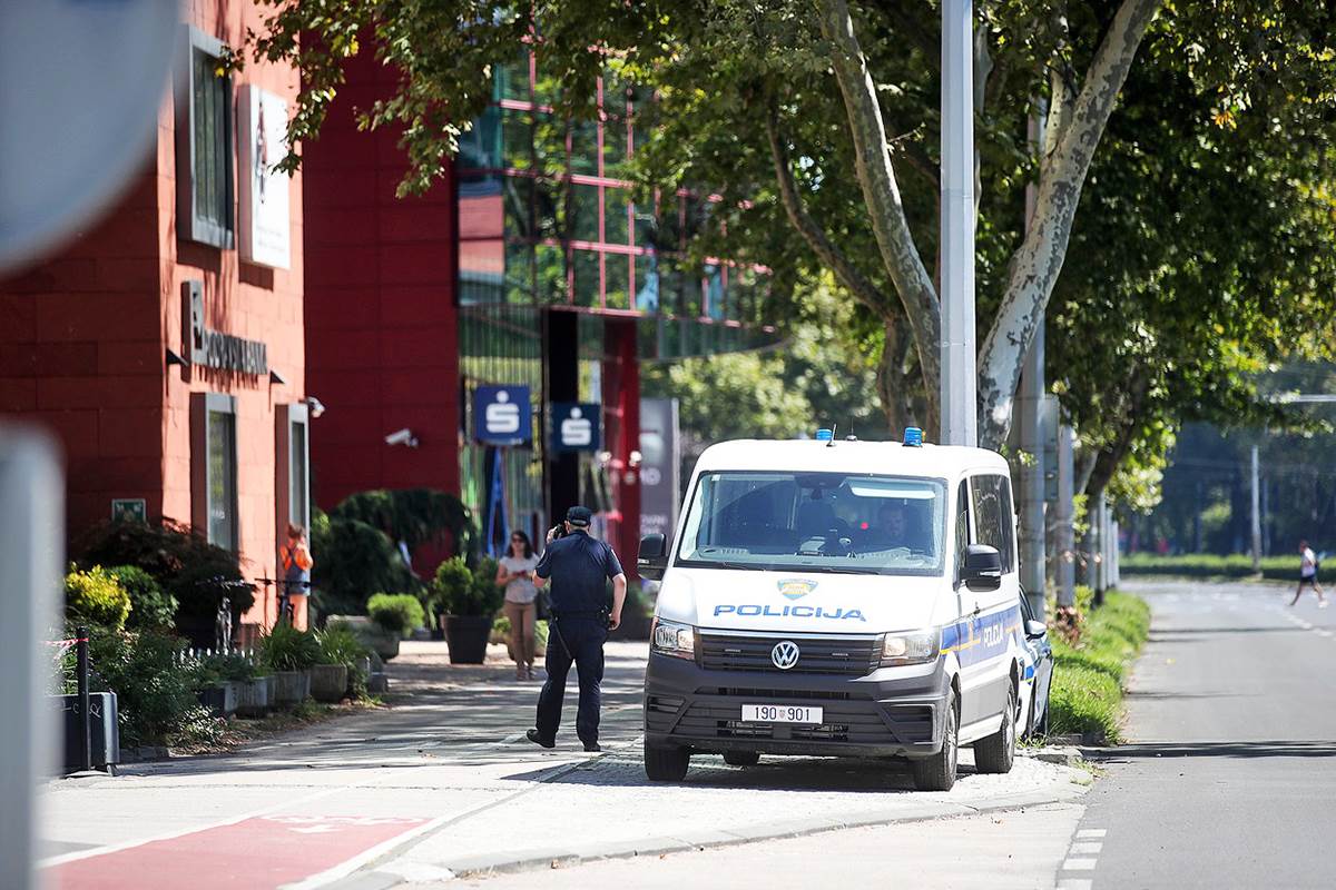 Dinamo AEK policija (4).jpg