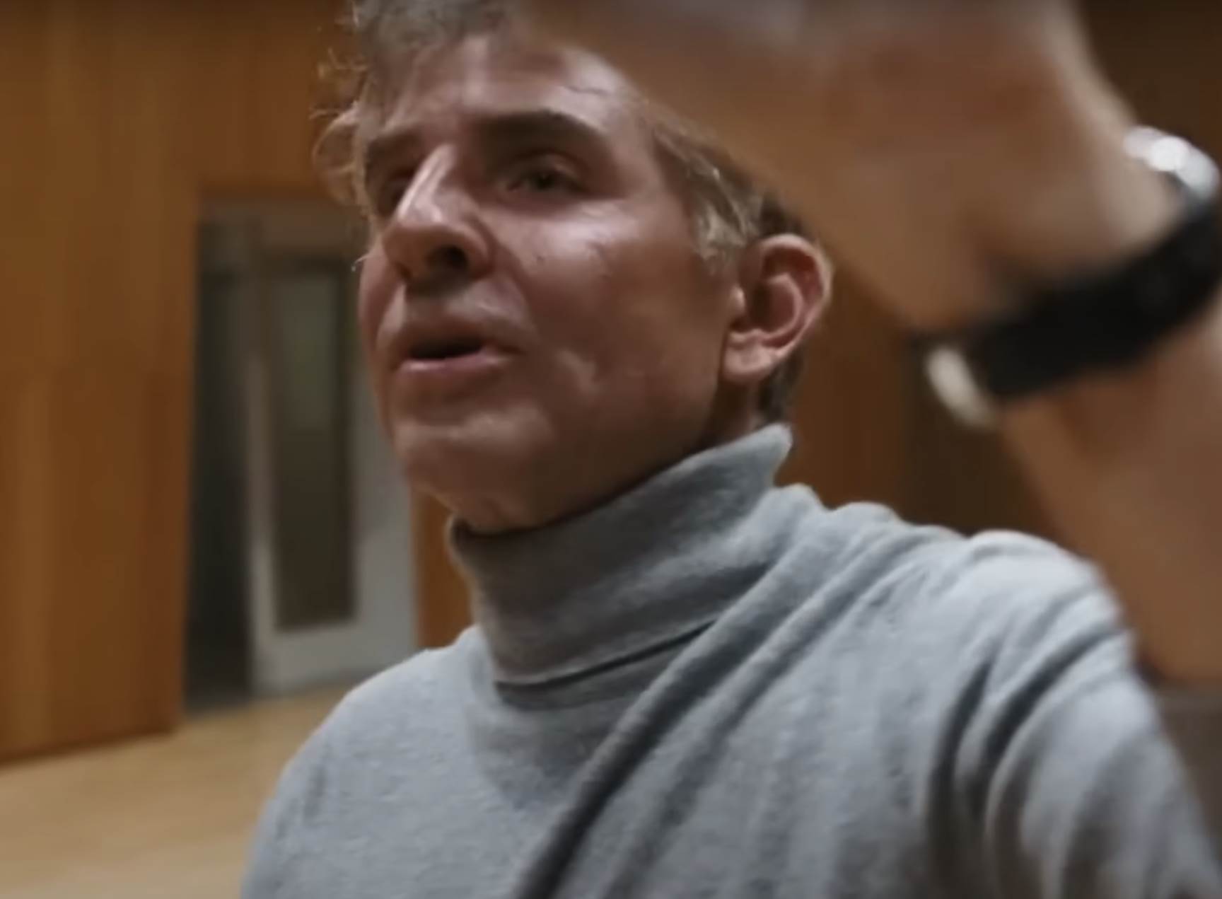 bredli kuper sa vestackim nosem u filmu maestro 4.png