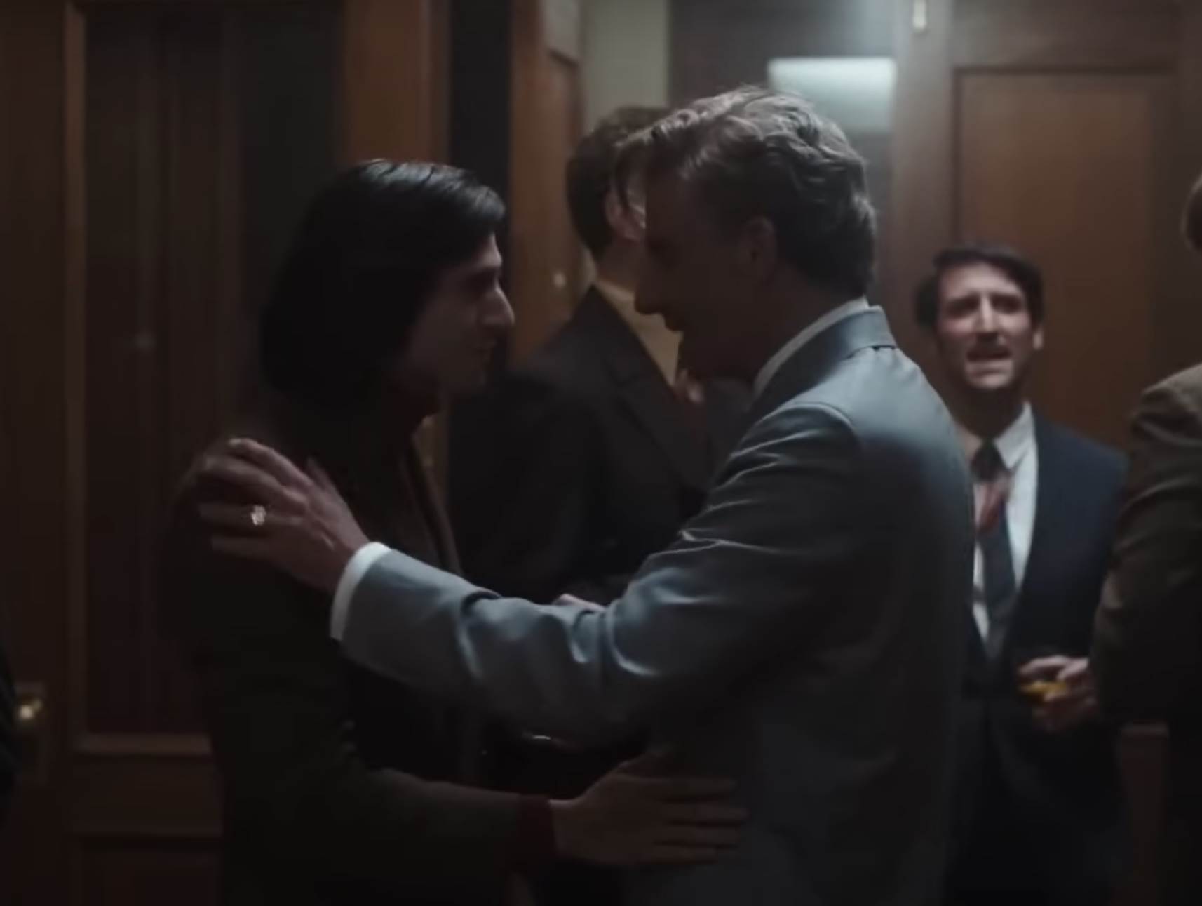 bredli kuper sa vestackim nosem u filmu maestro 6.png