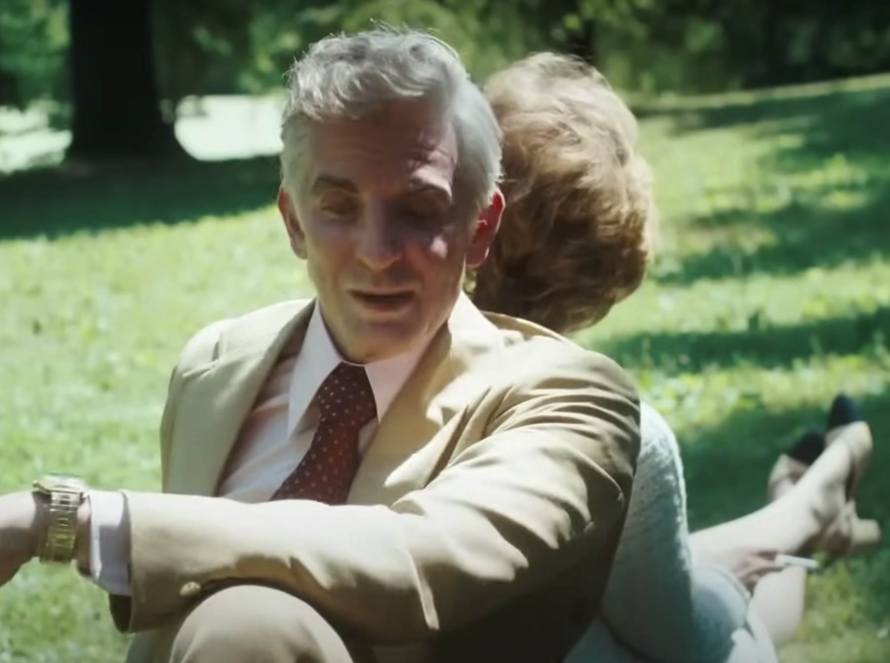 bredli kuper sa vestackim nosem u filmu maestro 7.png