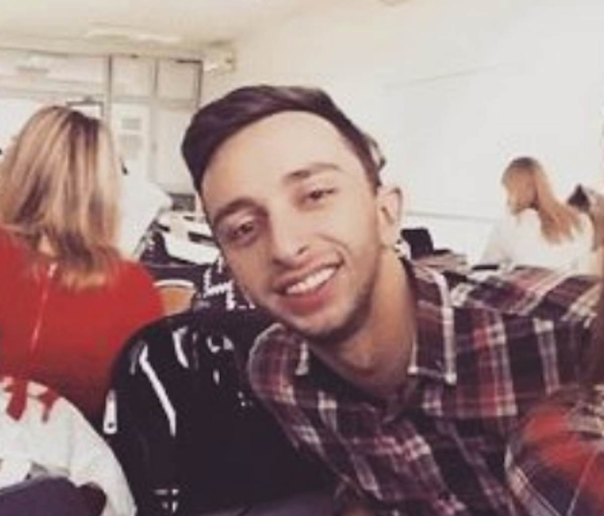 Voditelja jedva prepoznali na starim slikama: Pričali da je napumpao usta, a fotke "pre i posle" usijale mreže