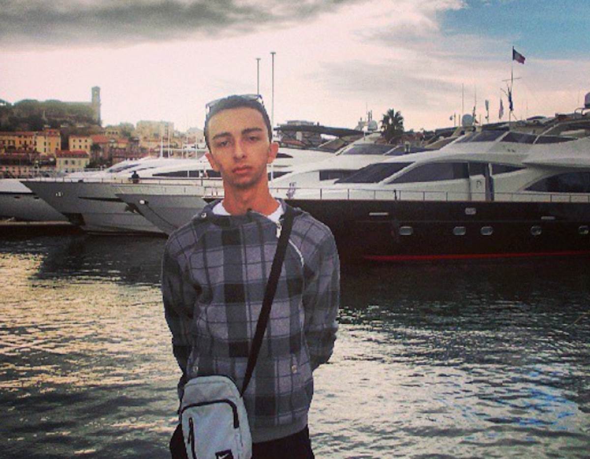 Voditelja jedva prepoznali na starim slikama: Pričali da je napumpao usta, a fotke "pre i posle" usijale mreže