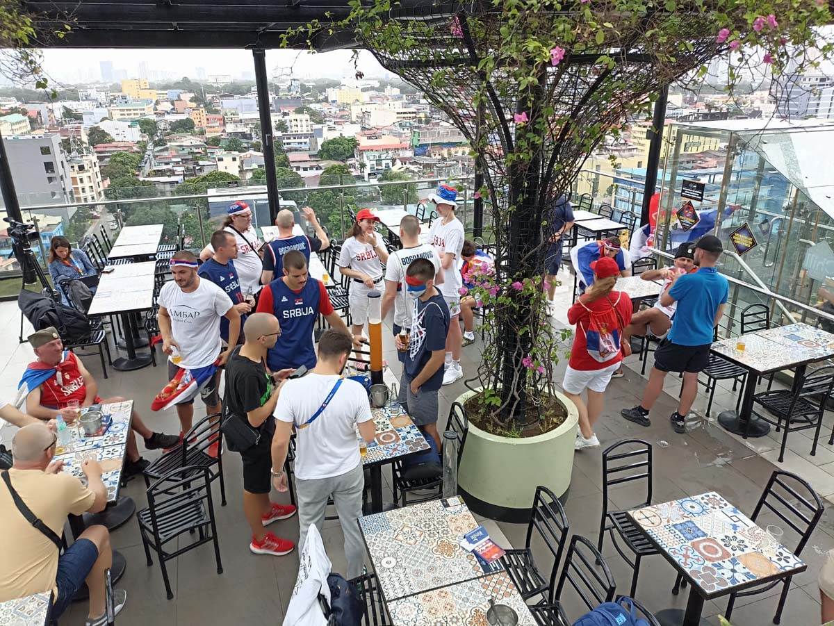 Navijači Srbije zajedno pred meč u Manili 3.jpg