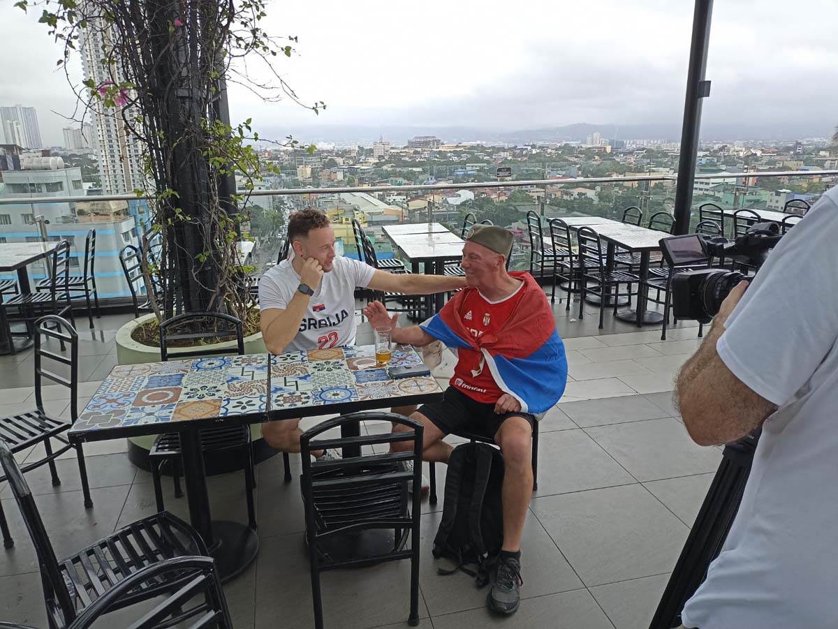 Navijači Srbije zajedno pred meč u Manili 4.jpg