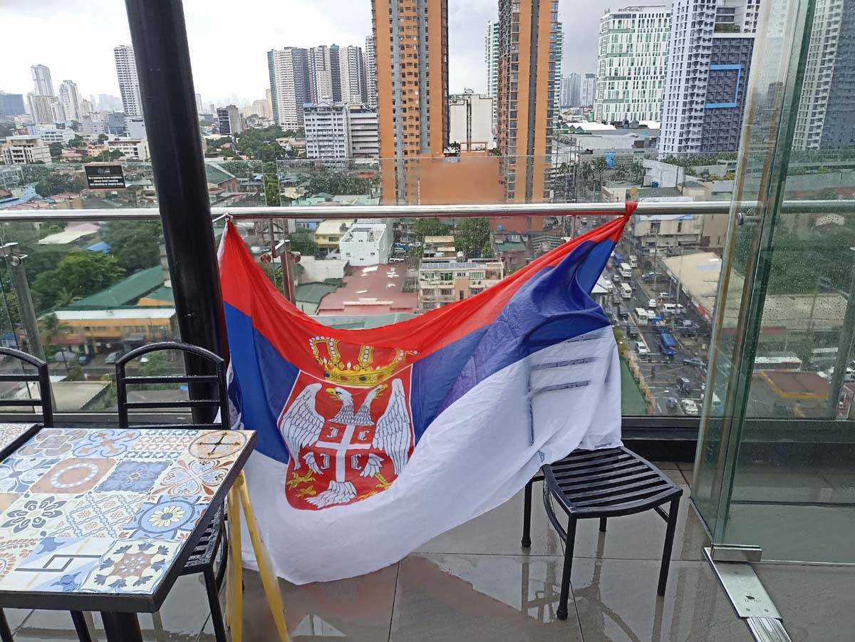 Navijači Srbije zajedno pred meč u Manili 5.jpg